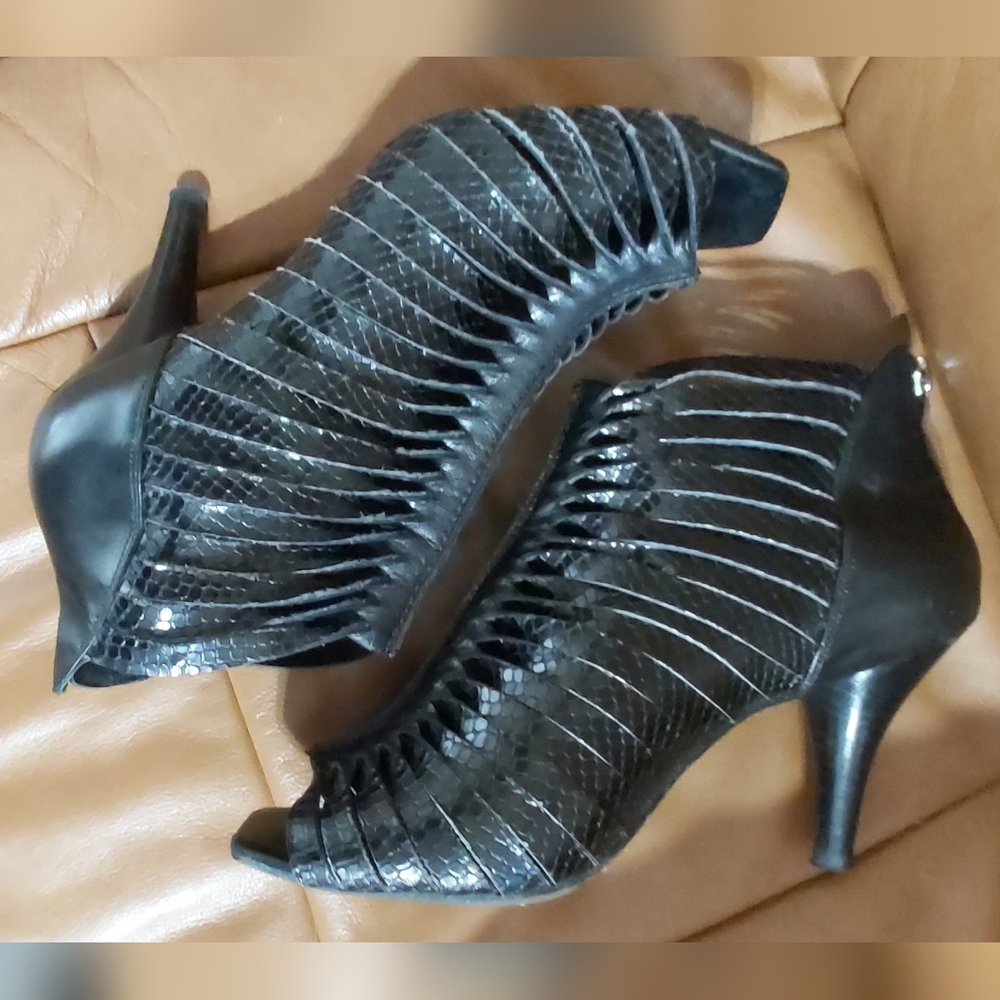 Arturo Chiang Peep-toe Booties